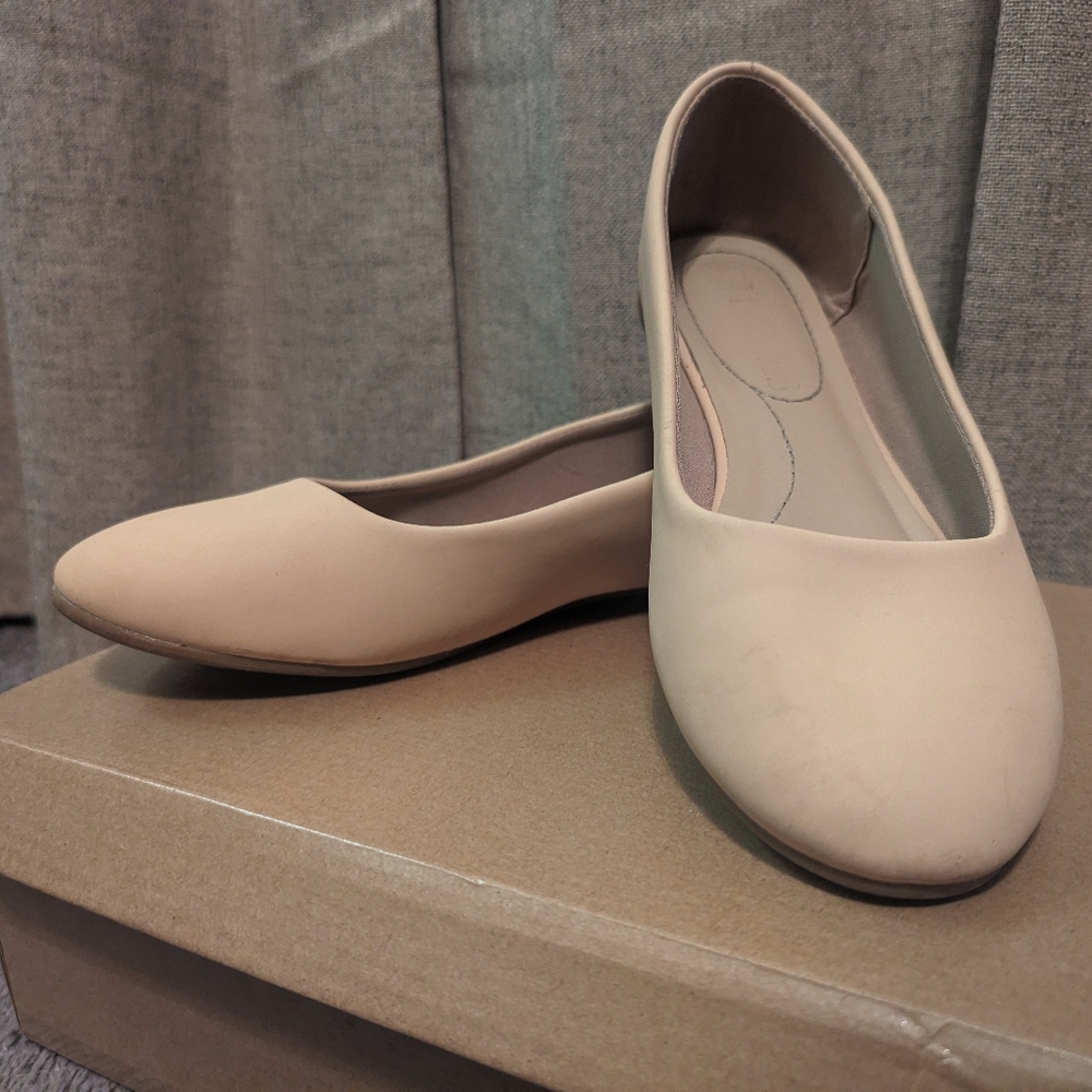 Beige memory foam flats